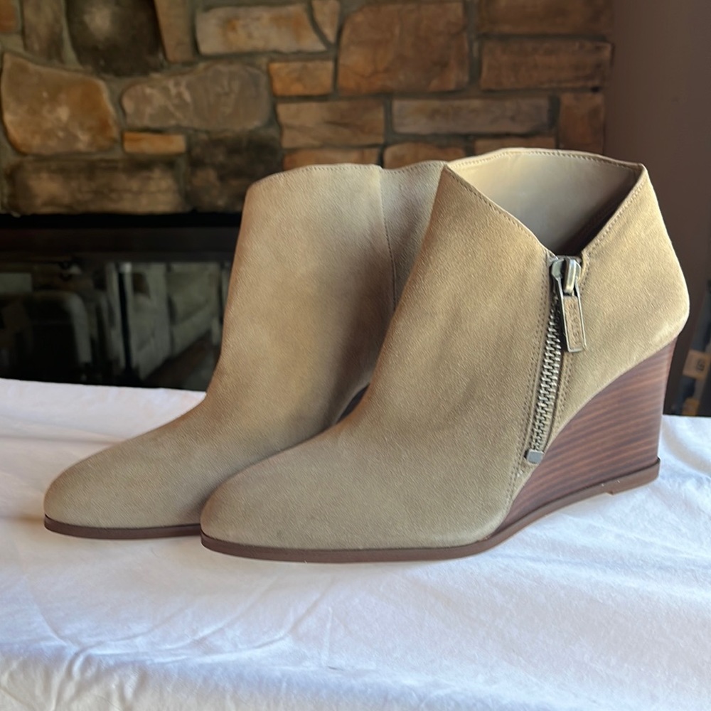 NEW 1 STATE Kaleb Wedge Bootie - size 9.5, pebble color